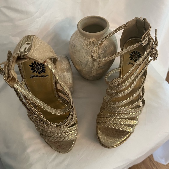 NWOT Woman’s 8.5 Yellow Box wedge $24 - Picture 5 of 7